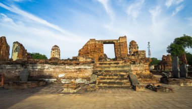 Wat Phra Mahathat, Ayutthaya, Tayland tarihindeki en eski ve en önemli tapınaklardan biridir..