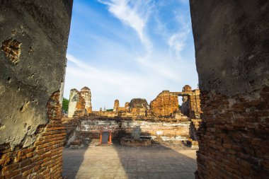 Wat Phra Mahathat, Ayutthaya, Tayland tarihindeki en eski ve en önemli tapınaklardan biridir..