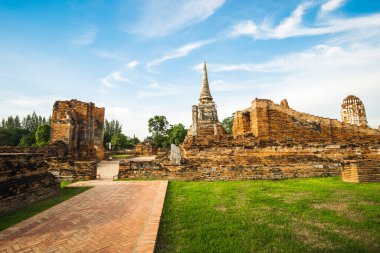 Mavi gökyüzü ile eski tapınak, Wat Phra Mahathat, Ayutthaya kraliyet tapınağı.