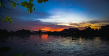 Alacakaranlıkta nehir ve gökyüzü manzarası.