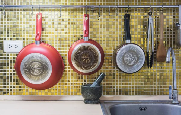 Moderne Keukengerei Een Gouden Achtergrond Bestaande Uit Een Rode Pan — Stockfoto