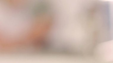 Güzel bir Meksikalı genç kız cep telefonunu bilgisayarın önünde yavaş çekimde yazıyor.