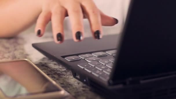 Χέρι Μιας Γυναίκας Νύχια Της Βαμμένα Μαύρα Δακτυλογραφώντας Ένα Πληκτρολόγιο — Αρχείο Βίντεο