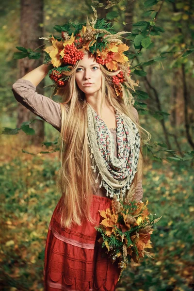 Mujer joven con hojas de otoño en la mano y caen gar arce amarillo — Foto de Stock