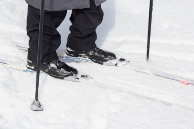 Basit kış kayakları ve botlar. Kayak ciltlerinin ayrıntılı görünümü.