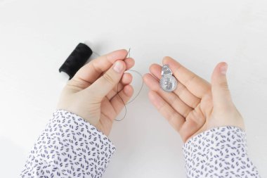 Dikiş işlemi. Bir terzi iplik taşır..