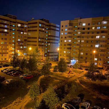 Gece şehri. Çok katlı binalar. Çocuk parkı. Balkondan manzaraya bak. Rusya. 