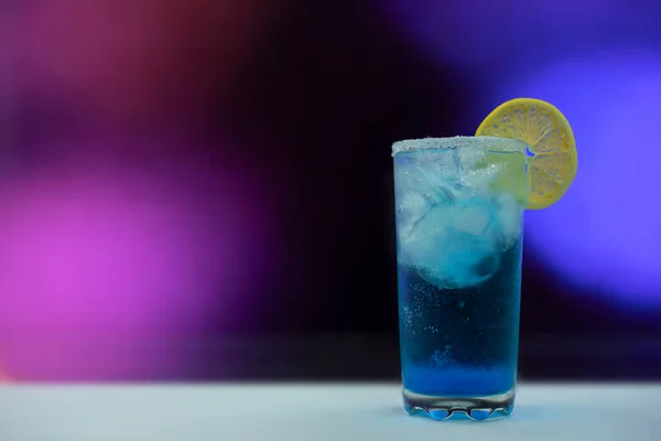 Голубой Коктейль Льдом Лимонами Стакане — стоковое фото