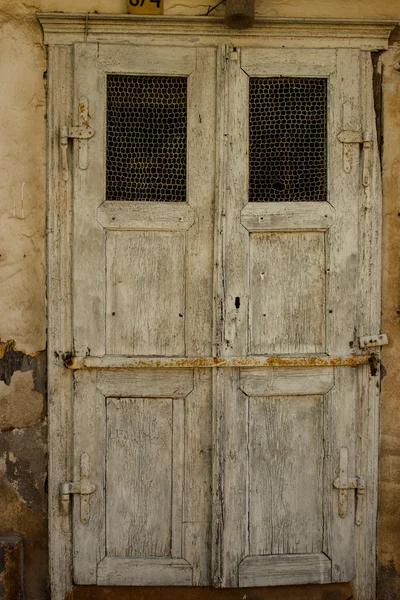 Puerta de madera gruñona vieja — Foto de Stock