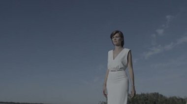 Dalgın kadın izole mavi gökyüzü yürüyüş yetersiz