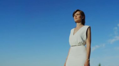 Dalgın kadın izole mavi gökyüzü dört gözle