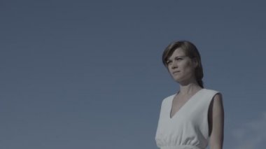 Dalgın kadın izole mavi gökyüzü yürüyüş yetersiz