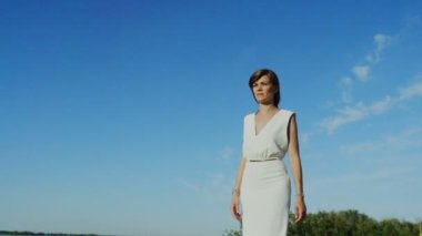 Dalgın kadın izole mavi gökyüzü yürüyüş