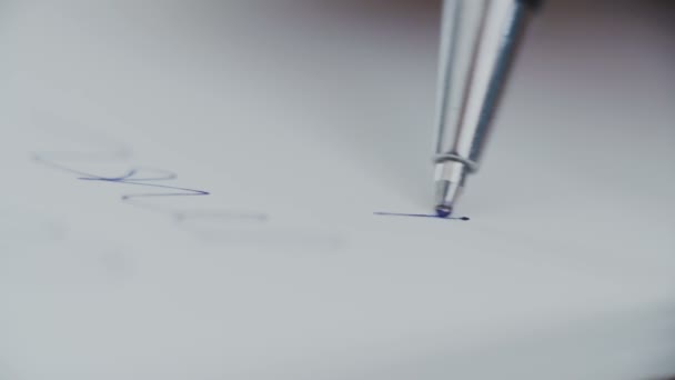 Femme avec un stylo bille écrivant des lettres 