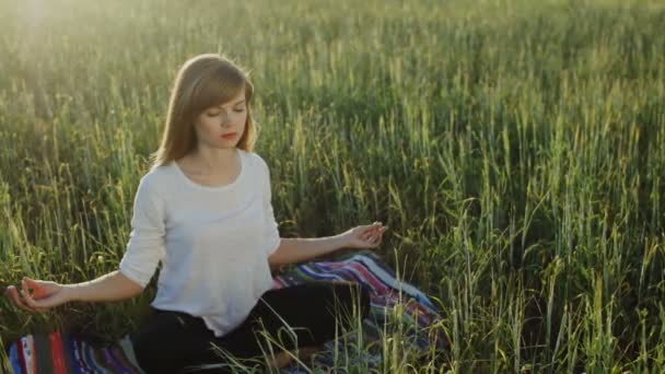 Mujer medita en posición de loto gesto zen — Vídeos de Stock