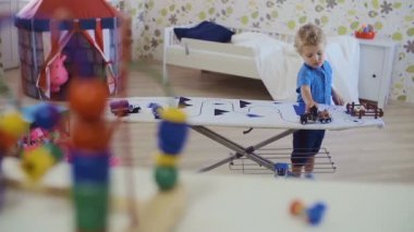 Oyuncak kamyon ile oynayan küçük Kıvırcık kafalı çocuk