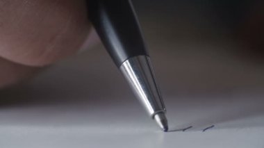 Kadın kalem ile kelime yazıyor