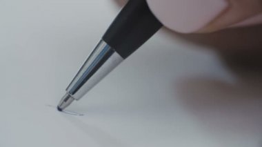 Kadın mavi top kalemle mektup yazma