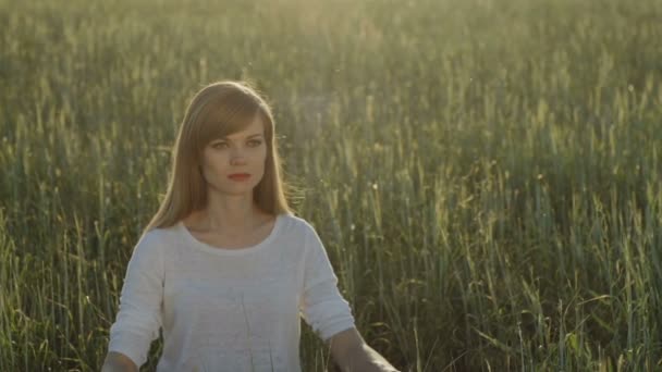 Mujer abre los ojos después de la meditación en el campo — Vídeo de stock