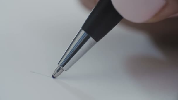 Frau mit blauem Kugelschreiber schreibt Briefe — Stockvideo