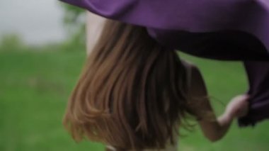 Mutlu kadın çalışan ve parkta gülüyor