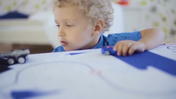 Küçük Kıvırcık kafalı çocuk oyuncak kamyon ile oynamak — Stok video