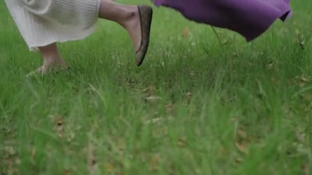Kvinnors fötter springa genom parken utomhus — Stockvideo