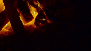 Karanlık gece ateşten kıvılcım parlak yanan odun