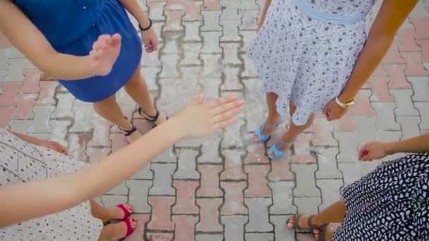 Equipo de mujeres bonitas poniendo manos juntas — Vídeos de Stock