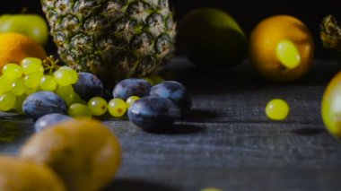 Üzüm düşme ve meyve ile masada Splatters