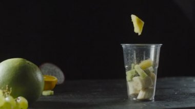 Bir meyve kokteyl bardak ananas dilimleri eklemek