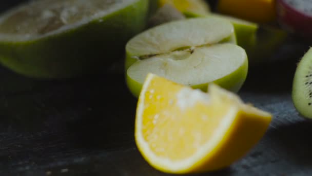 Rebanadas de Chef Kiwi en Mesa de Madera con Frutas Tropicales — Vídeo de stock