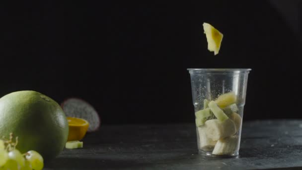 Ananas skivor Lägg en fruktsallad kopp — Stockvideo