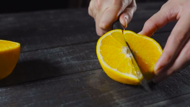 Orange frukt att klippa och dess stänker saften — Stockvideo