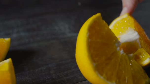 Szef kuchni nacięcie owoc pomarańczowy na ciemny drewniany stół — Wideo stockowe