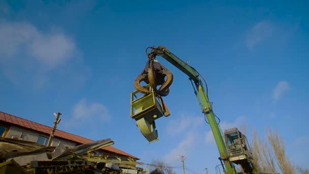 Crane with Mechanical Claw Drop Metal Scrap — Stock Video