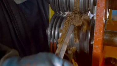 Atık metal tel temizlik işçisi