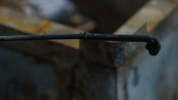 Un soudeur met le feu au flux de gaz 