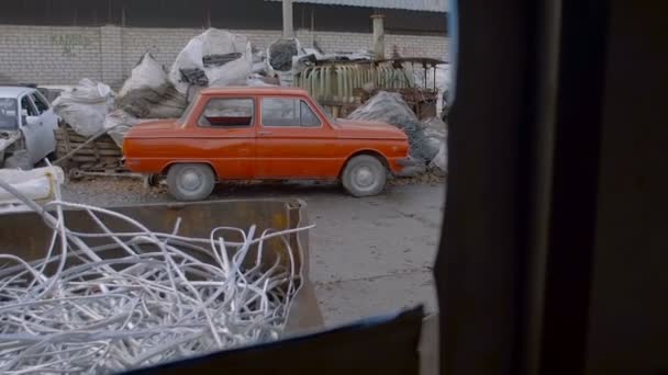 재활용 금속에 대 한 기다리고 폐 차장에서 오래 된 자동차 — 비디오