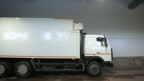 Camion che si trasferisce al magazzino. Parcheggio — Video Stock