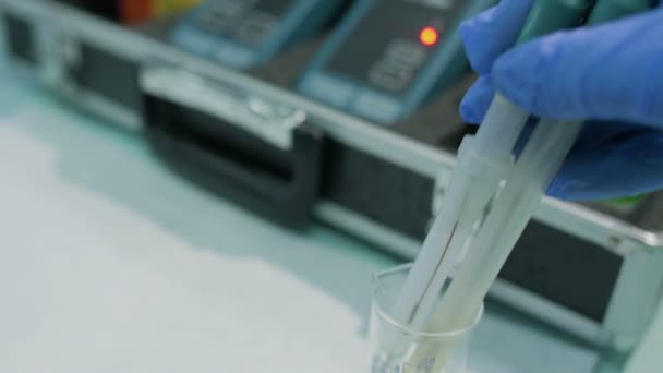 Le chercheur analyse la substance dans le laboratoire — Video