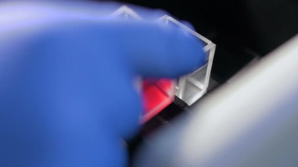 Kimyager yerler konteyner kutusuna sıvı ile — Stok video