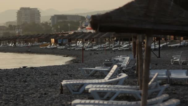Deniz tarafından plajda şezlong — Stok video