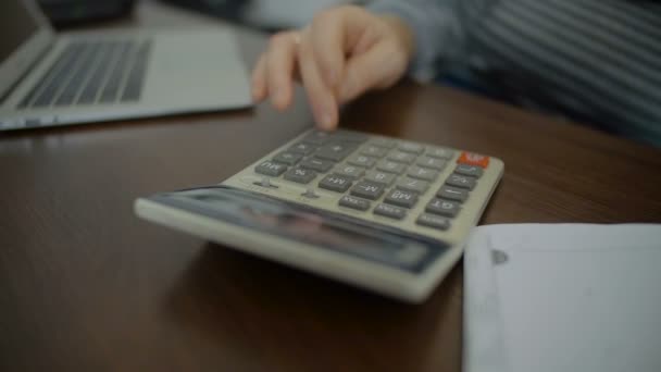 Man Punching Numbers em uma calculadora — Vídeo de Stock
