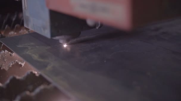 Industrielles Laserschneiden von Metall mit Funken — Stockvideo