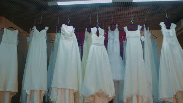 Bruids winkel met witte jurken in assortiment — Stockvideo