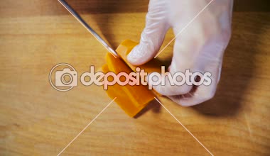 Şef el kesme havuç ahşap tahta üzerinde