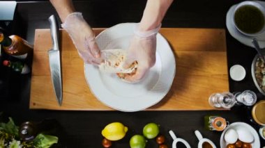 Şef salata hazırlık tamamlar