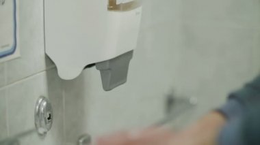 Adam banyoda ellerini yıkar