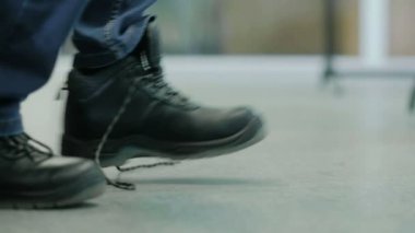 Adam çizme bağcık bağlama